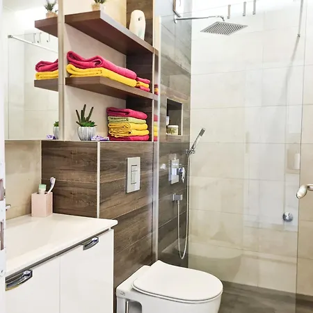 Urbanite Apartment *